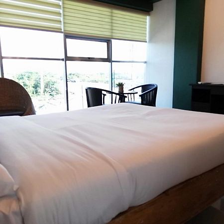 2428 Suites Urdaneta Номер фото