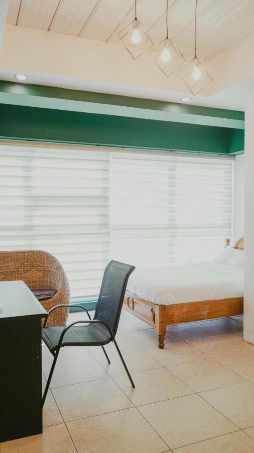 2428 Suites Urdaneta Экстерьер фото